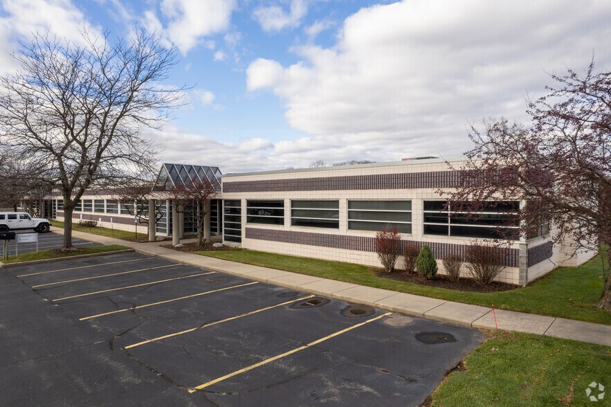 More Photos Of 3230 Broadmoor Ave SE, Grand Rapids Office For Sale