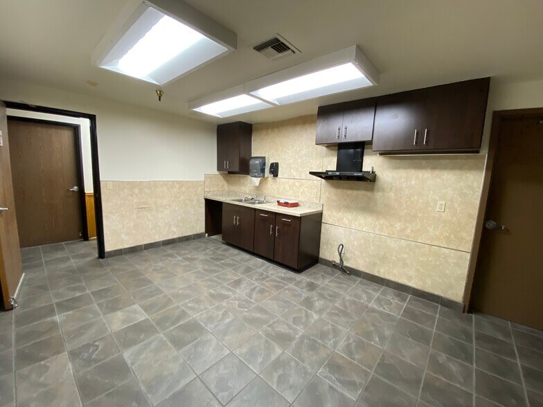 More Photos Of 5780 Soestern Ct, Chino Manufacturing For Sale