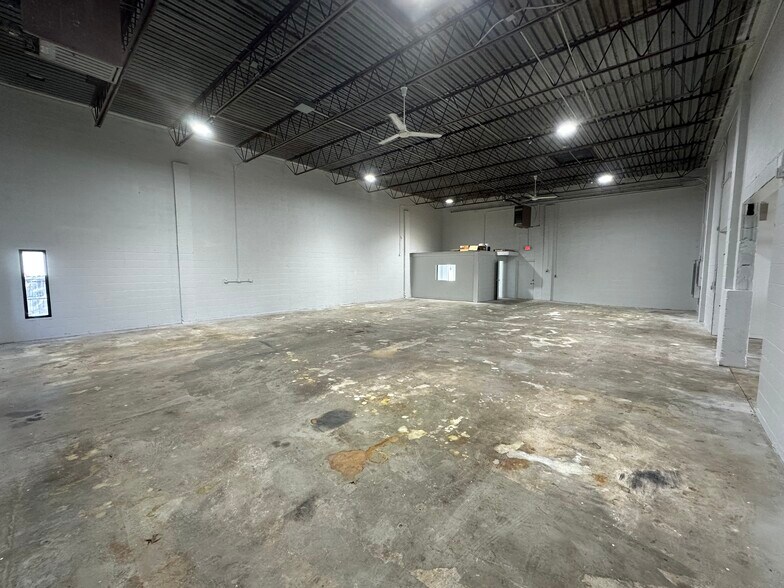 More Photos Of 4651 N 20th St, Ozark Warehouse For Lease