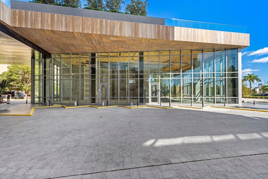 More Photos Of 21550 Biscayne Blvd, Aventura Office For Lease