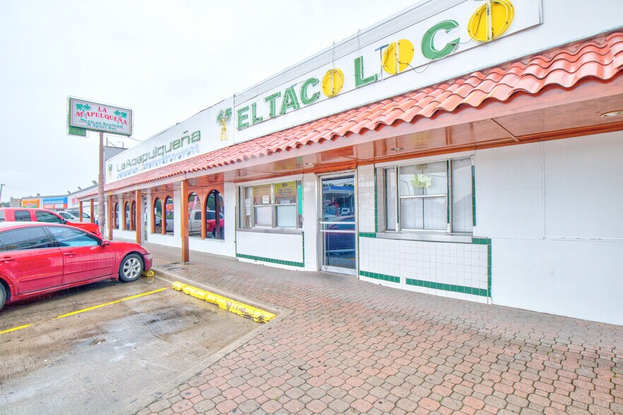 More Photos Of 2706 Samuell Blvd, Dallas Storefront For Lease