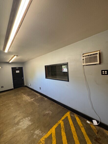 More Photos Of 217 Edison, Benton Warehouse For Lease