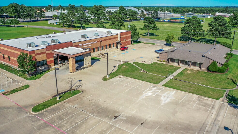 More Photos Of 635 Stone Ave, Paris Medical For Sale