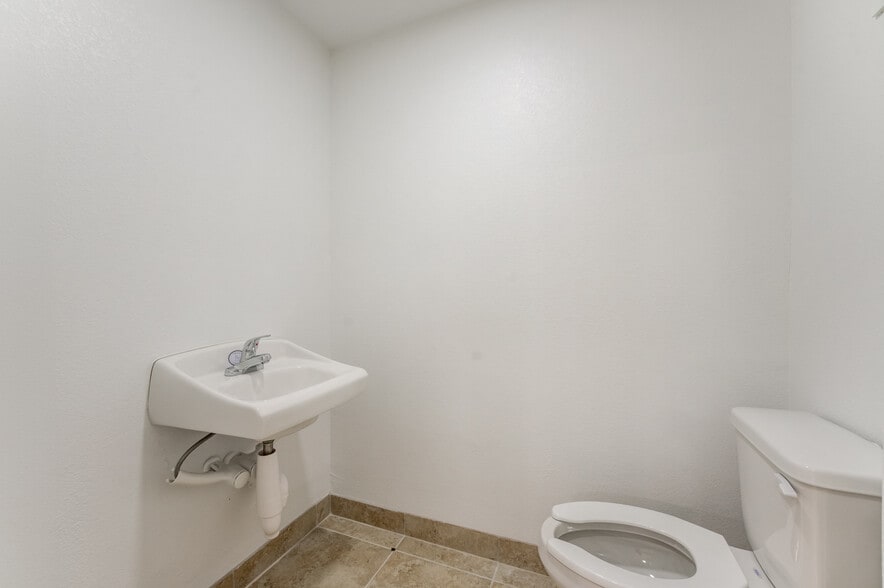 More Photos Of 10215 Papalote St, Houston Showroom For Lease