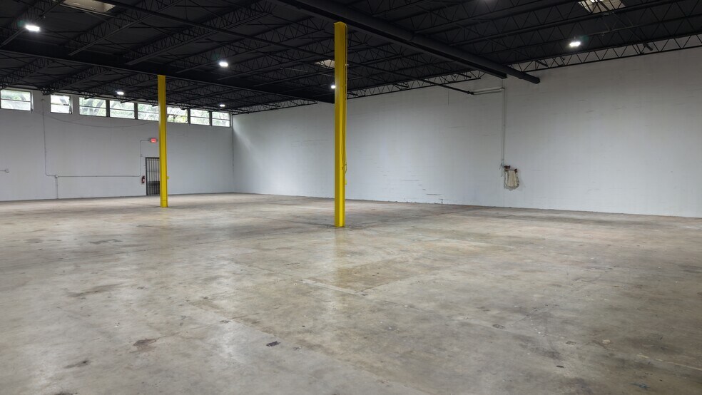 More Photos Of 16401-16413 NW 8th Ave, Miami Distribution For Lease