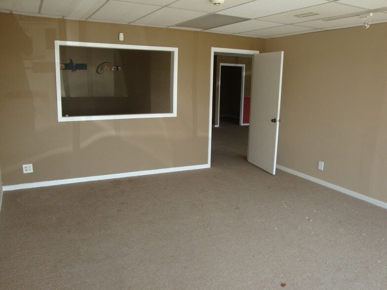 More Photos Of 8421 University Ave, Clive Office Residential For Lease