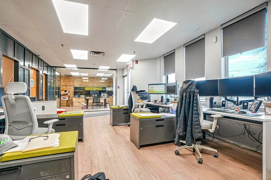 More Photos Of 1390 Rue Newton, Boucherville Flex For Lease