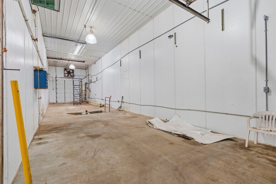 More Photos Of 306 SE Highway AA, Clinton Industrial For Sale