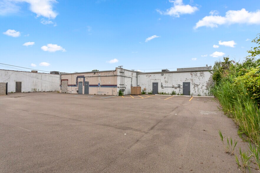 More Photos Of 16775-16777 E 13 Mile Rd, Fraser Unknown For Lease
