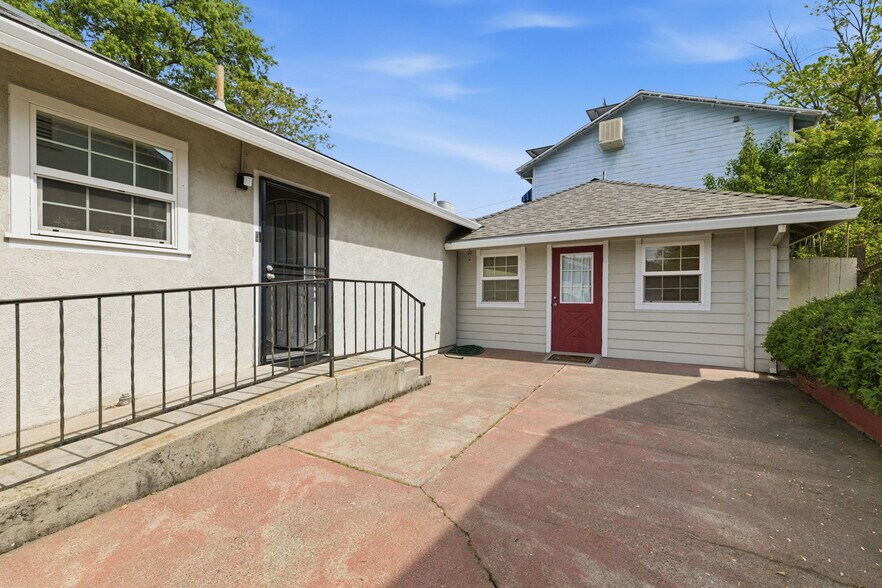 More Photos Of 137 S Shepherd St, Sonora Flex For Sale