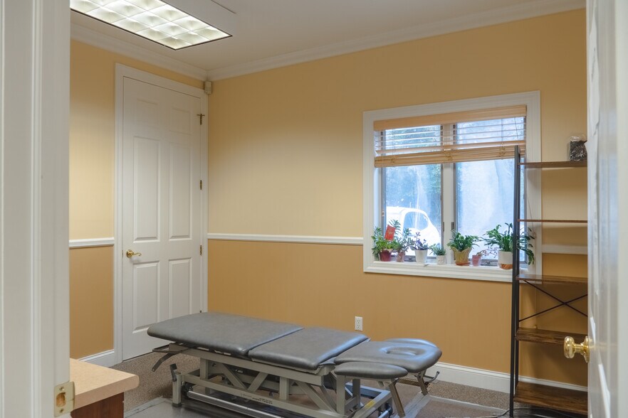 More Photos Of 182-186 W Montauk Hwy, Hampton Bays Medical For Lease