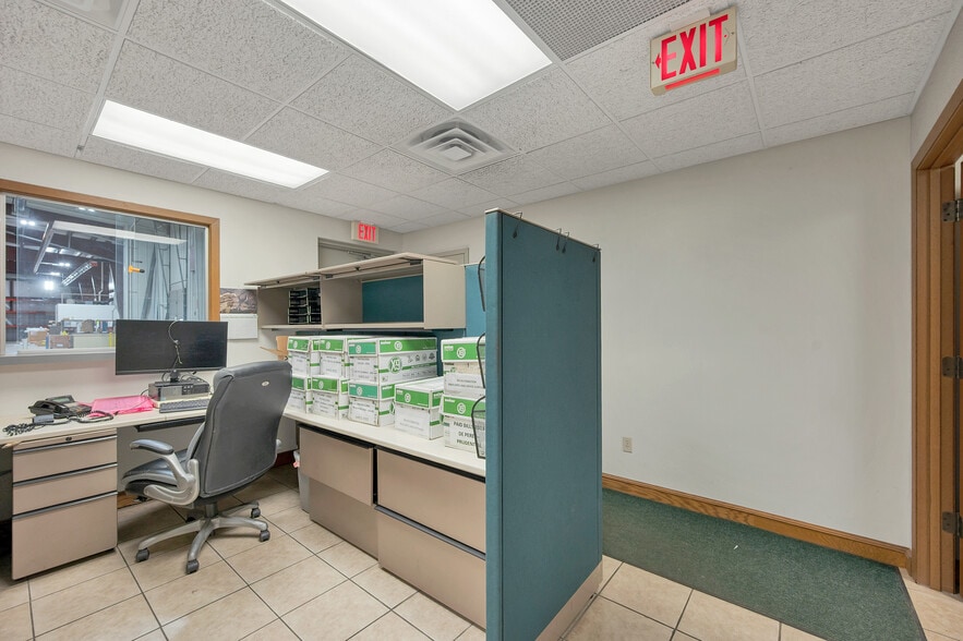 More Photos Of 1725 Suburban Dr, De Pere Manufacturing For Sale