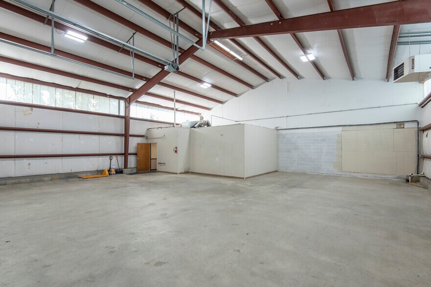 More Photos Of 19 Davidson Ln, New Castle Warehouse For Lease