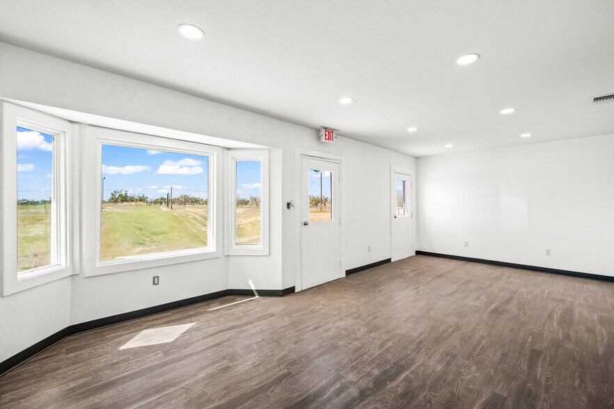 More Photos Of 1809 114 Hwy, Levelland Industrial For Lease