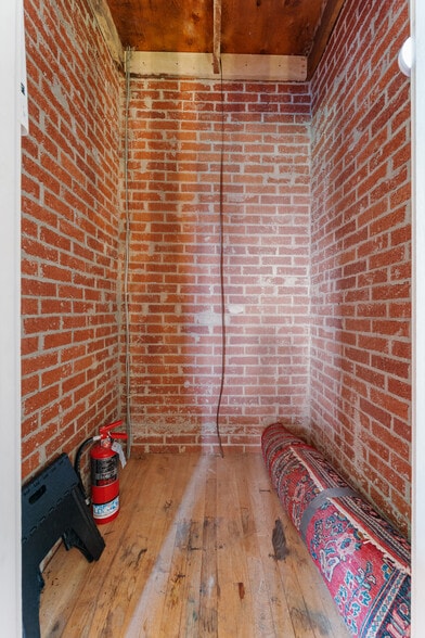 More Photos Of 550 Warner rd, Vienna Specialty For Sale