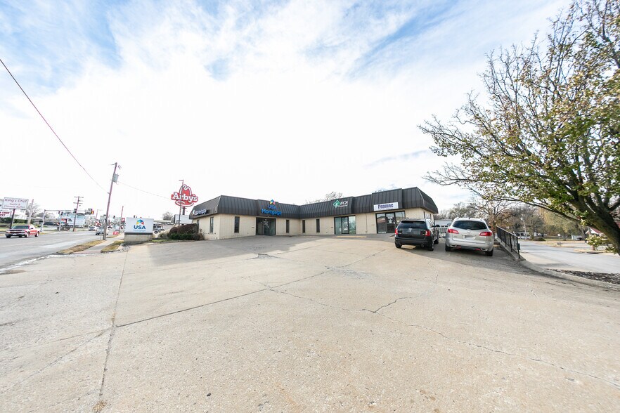 More Photos Of 506 N Maguire St, Warrensburg Office For Lease