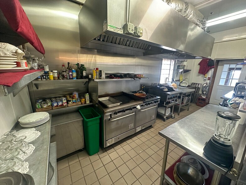 More Photos Of 211 W Kansas St, Crofton Hotel For Sale