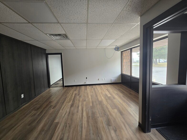 More Photos Of 45 Pacific Crt, London Flex For Sale