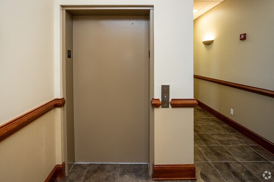 More Photos Of 120 Suburban Rd, Knoxville Office For Lease