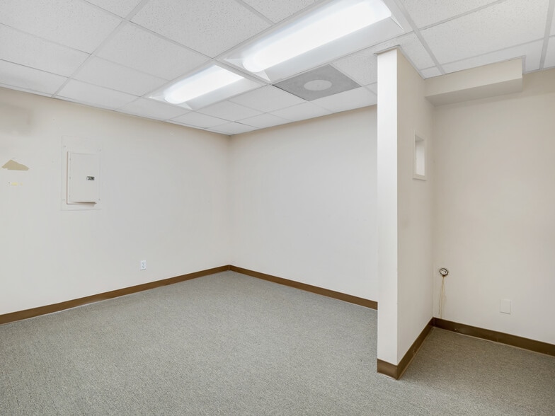 More Photos Of 19100 Ventura Blvd, Tarzana Storefront Retail Office For Lease