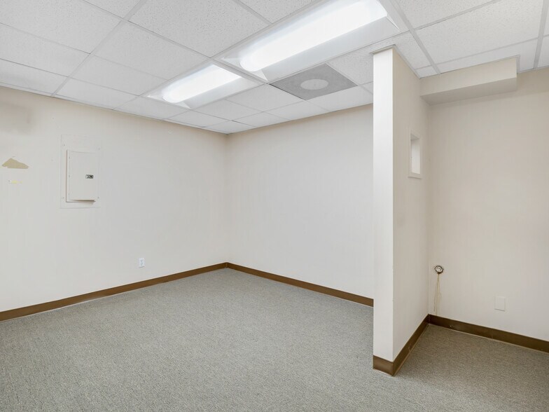 More Photos Of 19100 Ventura Blvd, Tarzana Storefront Retail Office For Sale