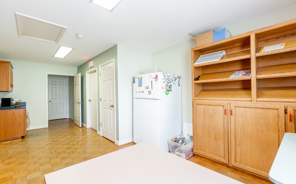 More Photos Of 8101 Warwick Ave, Louisville Office For Sale