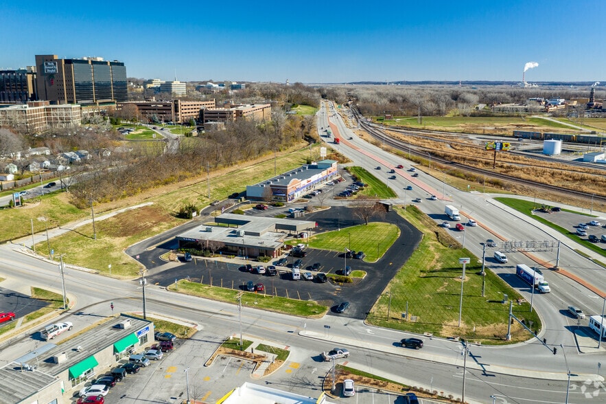 More Photos Of Armour, North Kansas City Unknown For Lease