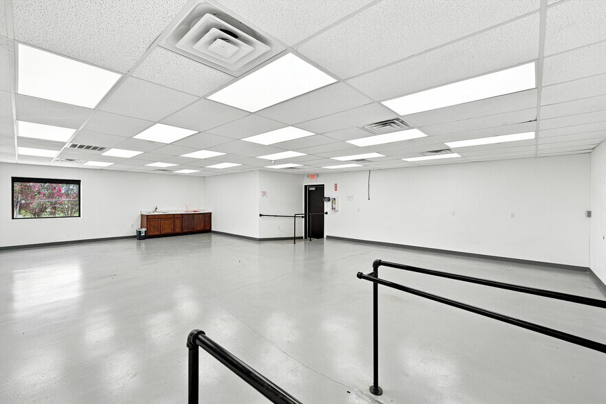 More Photos Of 6613 N 19th St, Waco Warehouse For Sale