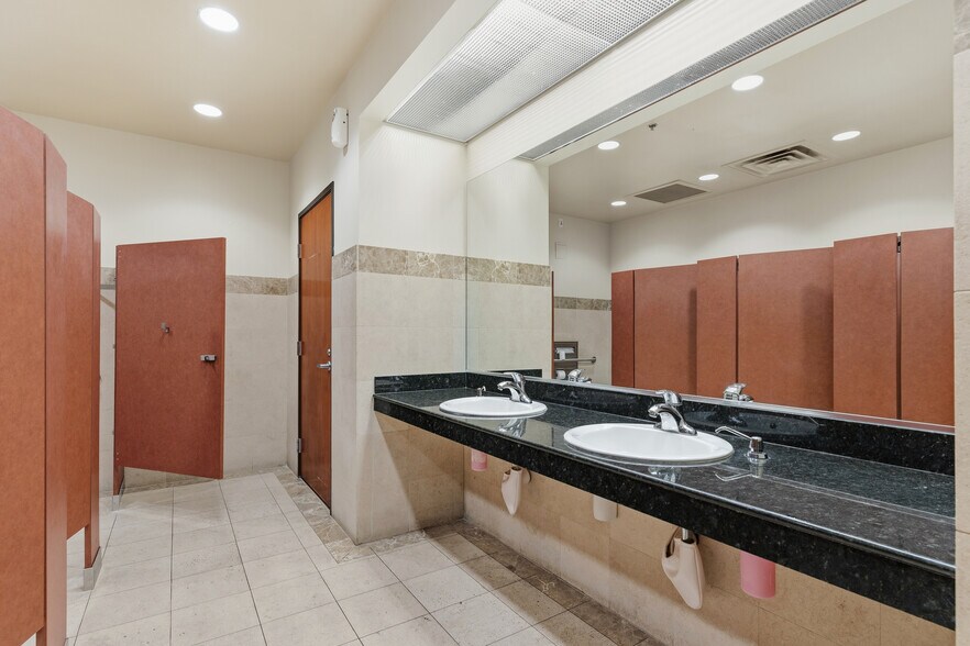More Photos Of 861 Coronado Center Dr, Henderson Medical For Lease