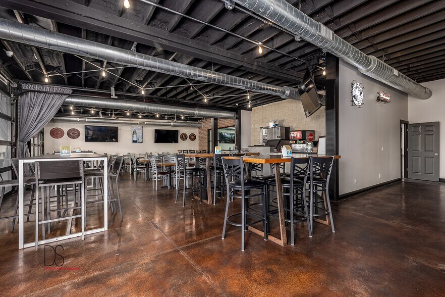 More Photos Of 110 E Hickory St, Streator Bar For Sale