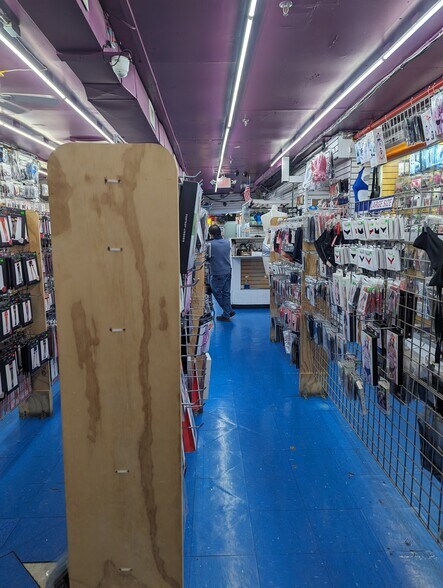 More Photos Of 557 8th Ave, New York Loft Creative Space For Lease