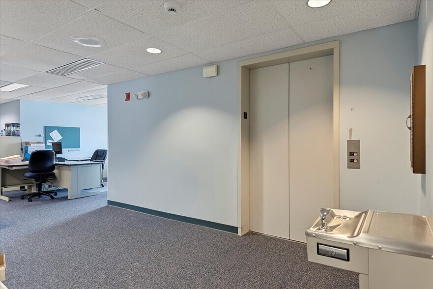 More Photos Of 615 S 2nd St, Springfield Office For Sale