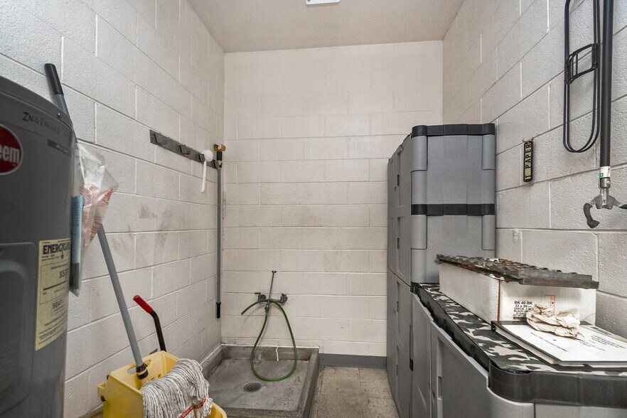 More Photos Of 1050 W Water St, Coaldale Flex For Sale