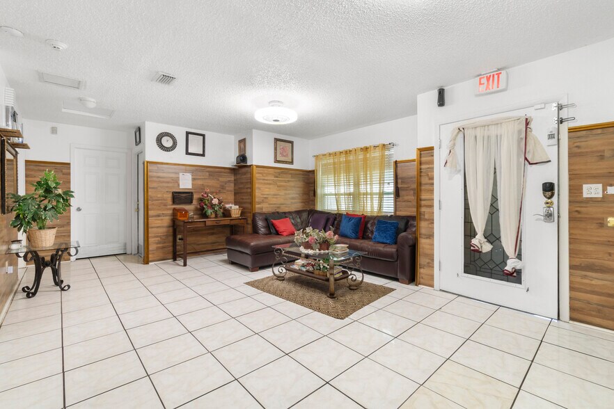 More Photos Of 613 Forest Hills Dr, Brandon Assisted Living For Lease