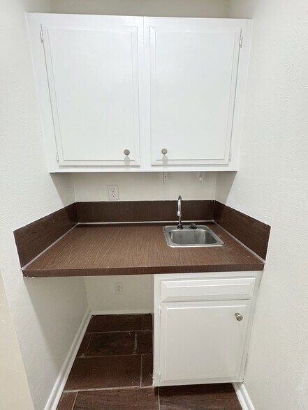 More Photos Of 2626 Calder Ave, Beaumont Medical For Lease