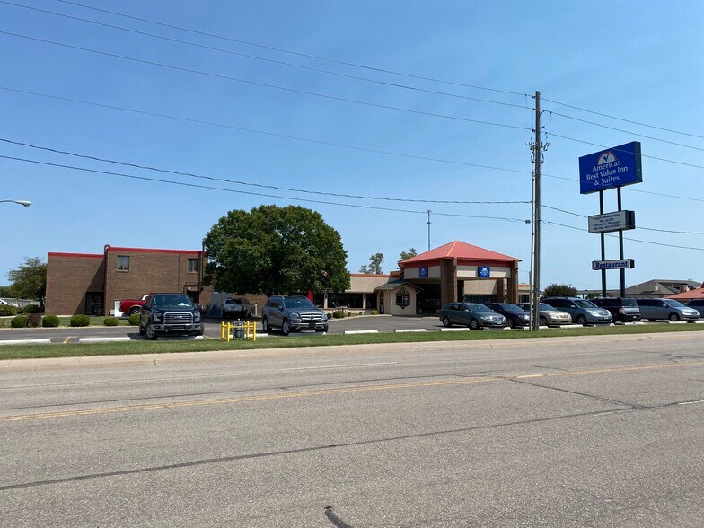 More Photos Of 606 E Lincoln Blvd, Hesston Hotel For Sale