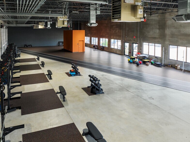 More Photos Of 1414-1440 Bolingbrook Dr, Romeoville Distribution For Lease