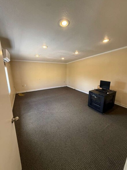 More Photos Of 1300 W US Highway 83, Alamo Warehouse For Lease