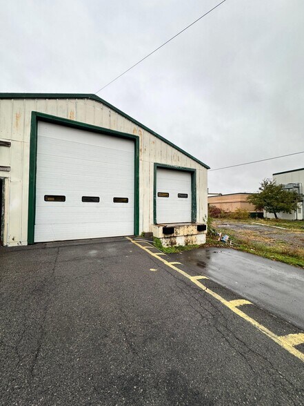 More Photos Of 304 W Second St, East Syracuse Warehouse For Lease