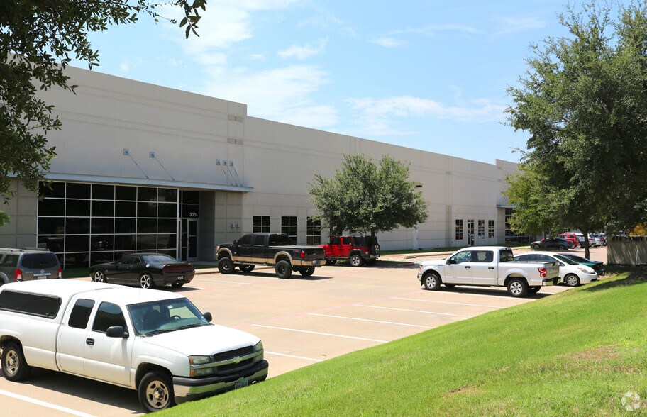 More Photos Of 875 W Sandy Lake Rd, Coppell Warehouse For Lease