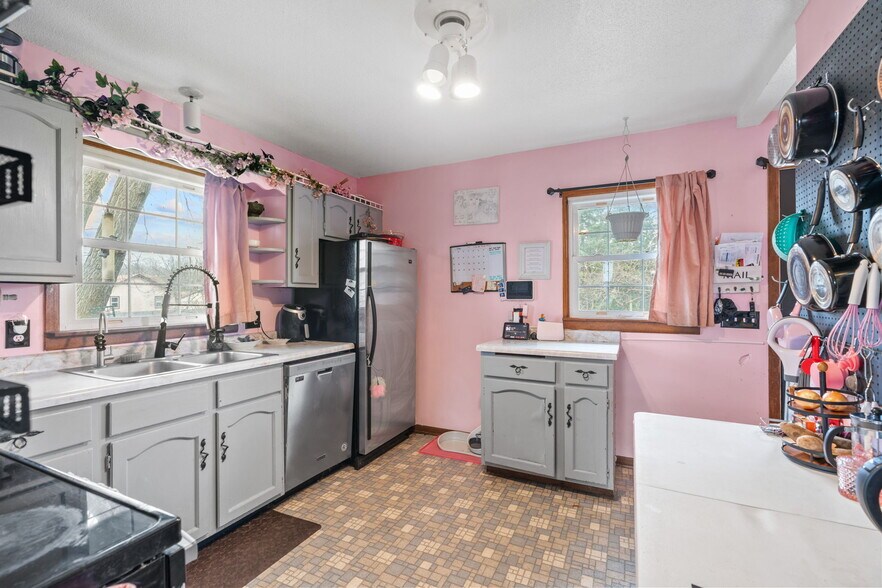 More Photos Of 38804 8th Ave, North Branch Office Residential For Sale