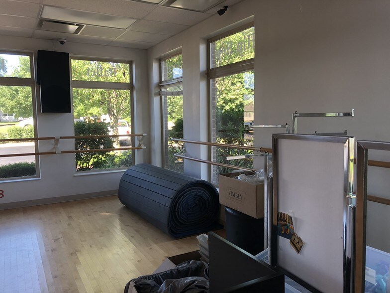 More Photos Of 608 E Veterans Pky, Yorkville Medical For Lease