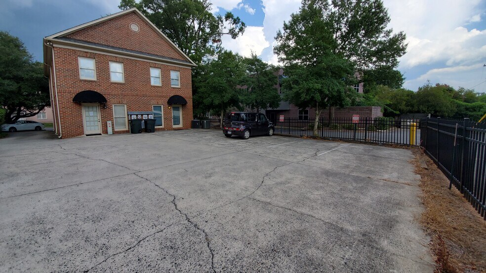 More Photos Of 1704 East Blvd, Charlotte Office For Lease