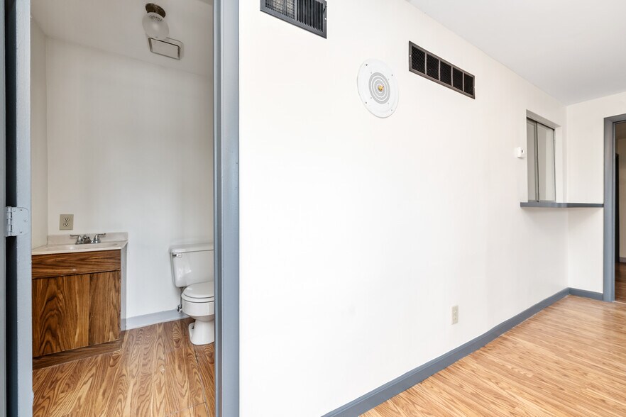 More Photos Of 10 Youell St, Florence Office For Sale