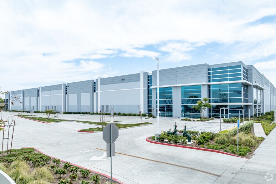 More Photos Of 2872 E La Palma Ave, Anaheim Distribution For Lease