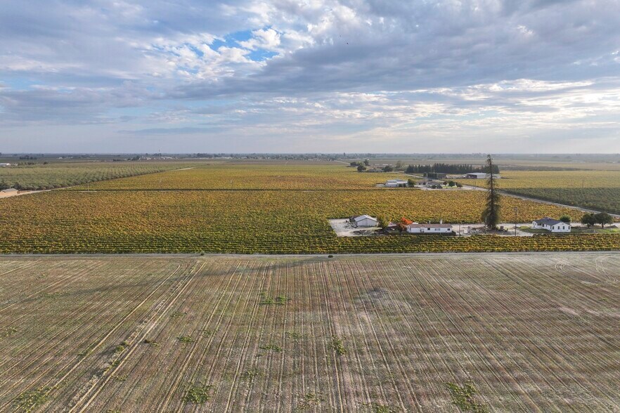 More Photos Of 11836 S Hughes Ave, Caruthers Specialty For Sale