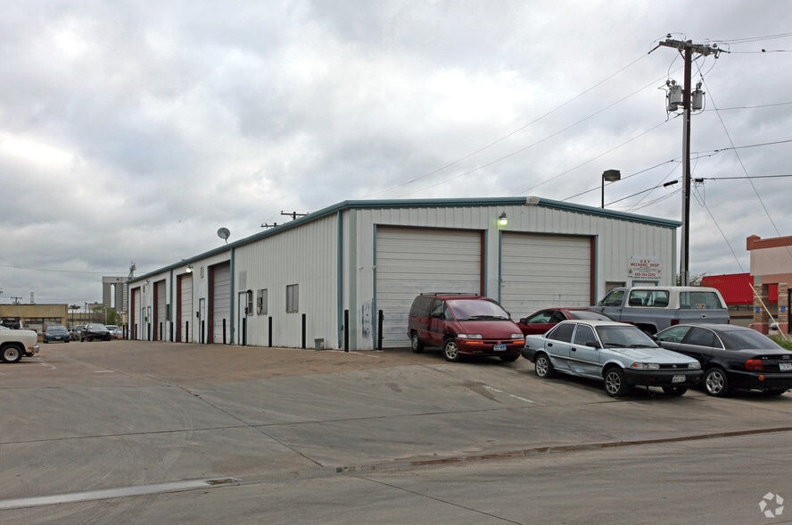Primary Photo Of 821 E 3rd St, Irving Service For Sale