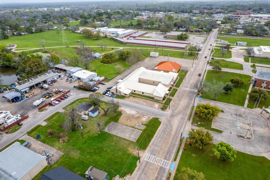 More Photos Of 406 E Main St, Clute Religious Facility For Sale