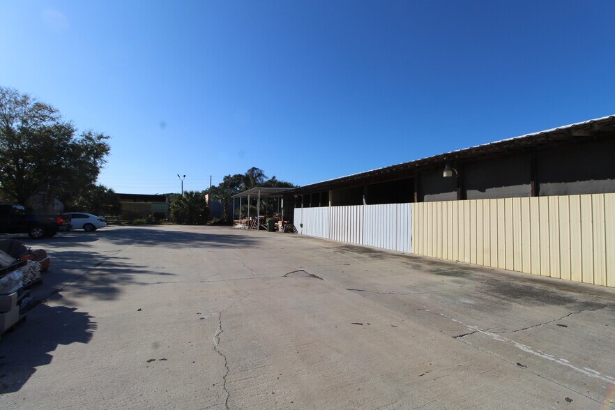 More Photos Of 715 5th St E, Bradenton Warehouse For Lease