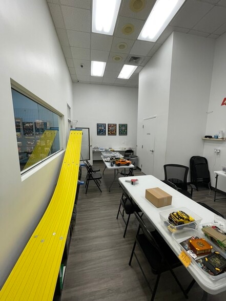 More Photos Of 2755 Tyrone Blvd, Saint Petersburg General Retail For Lease